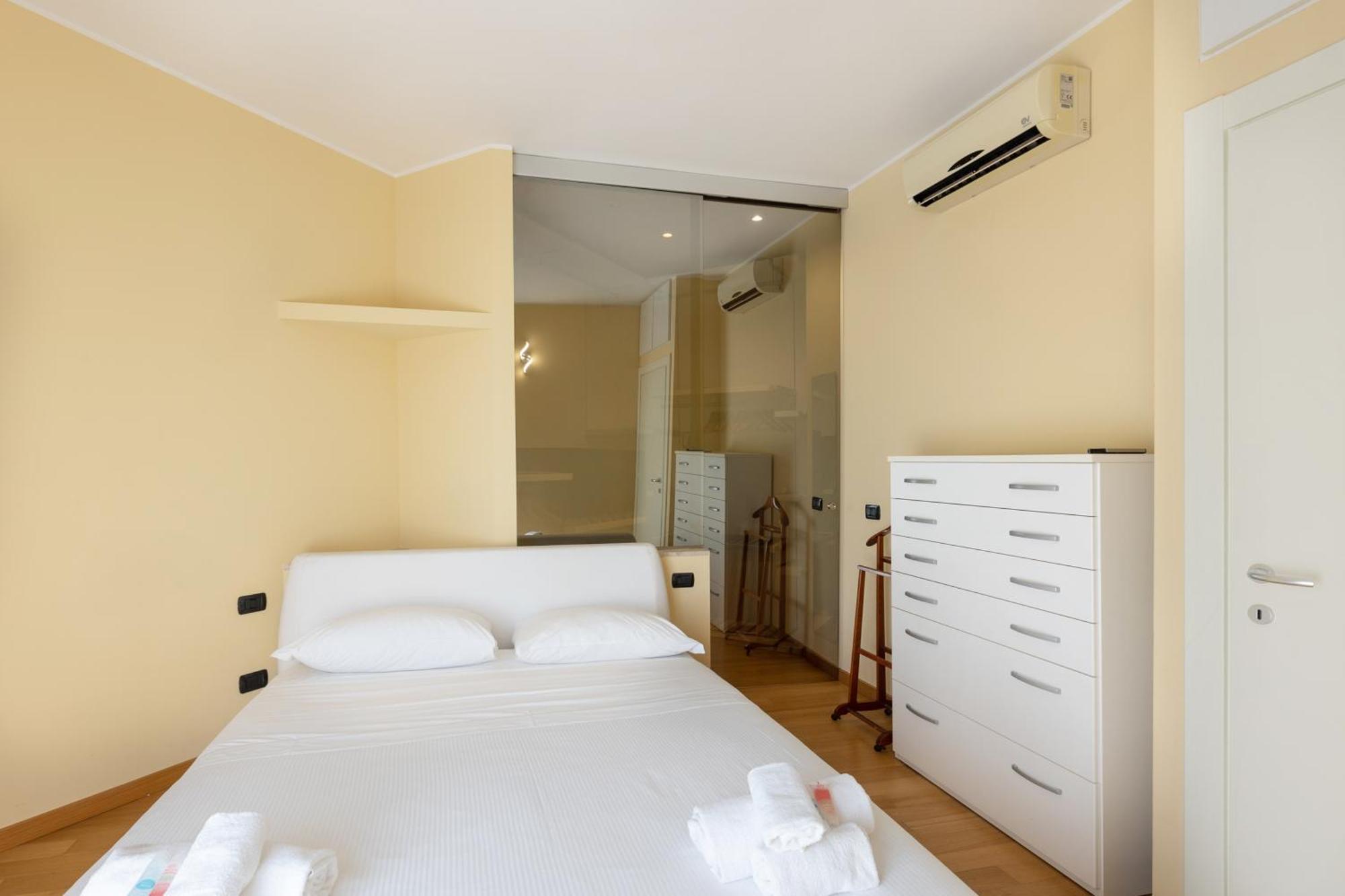 Apartment Spacious Two Bedrooms Solari Area - Mirable Pm Milan